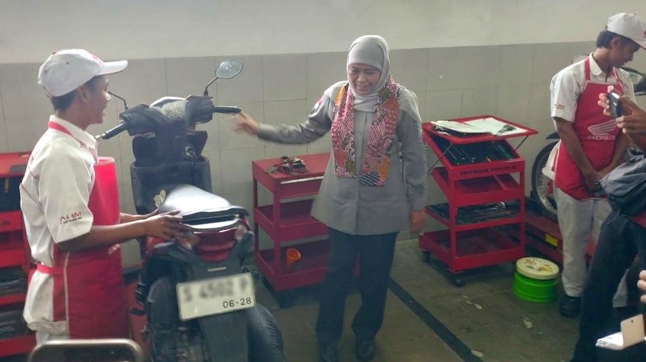 Gubernur Khofifah Tinjau Program Servis Sepeda Motor Gratis di SMK Islam Krembung