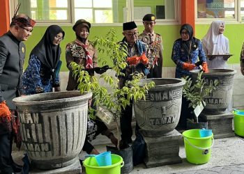 Mendikdasmen Apresiasi Puncak Peringatan Bulan Bahasa di SMA Negeri 1 Taman
