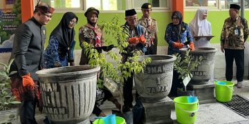 Mendikdasmen Apresiasi Puncak Peringatan Bulan Bahasa di SMA Negeri 1 Taman