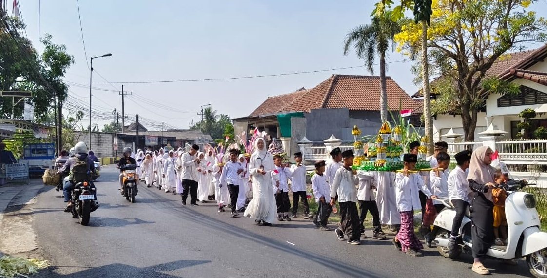 SD Negeri Kalidawir Meriahkan HSN 2026 Dengan Pawai Replika Masjid Dari Snack
