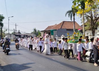 SD Negeri Kalidawir Meriahkan HSN 2026 Dengan Pawai Replika Masjid Dari Snack