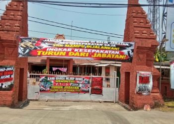 Pintu Gerbang Kantor Desa Mliriprowo Disegel Warga, Kades Disebut Gunakan Anggaran Hingga Ratusan Juta Rupiah