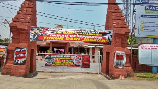 Pintu Gerbang Kantor Desa Mliriprowo Disegel Warga, Kades Disebut Gunakan Anggaran Hingga Ratusan Juta Rupiah