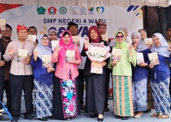 Kepala Disperpusip Sidoarjo Beri Apresiasi Gebyar Bulan Bahasa di SMP Negeri 4 Waru