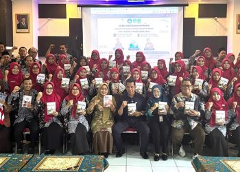 Nyalakan Obor Literasi, SMA Negeri 1 Waru Terbitkan Buku Antologi Pengalaman Mengajar Guru