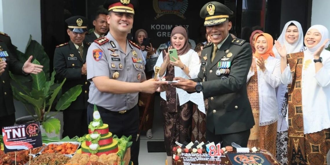 Berikan Kejutan HUT ke-81 TNI, Kapolres Gresik Datangi Makodim