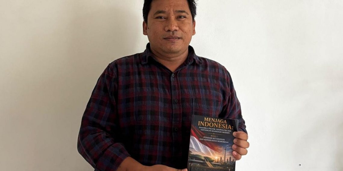 Mahasiswa S2 PJJ Pendas Unesa Luncurkan Buku ‘Menjaga Indonesia’, Angkat Isu Demokrasi dan Ketahanan Nasional